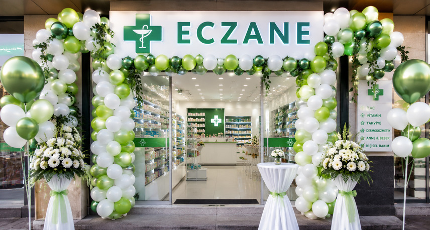 Eczane balon süsleme İstanbul yeşil beyaz konsept dekorasyon